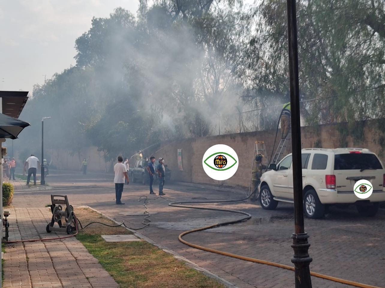 Reportan incendio en la vereda del río San Juan, que colinda con el fraccionamiento Bosques de San Juan; vecinos apoyan a bomberos para controlar el fuego