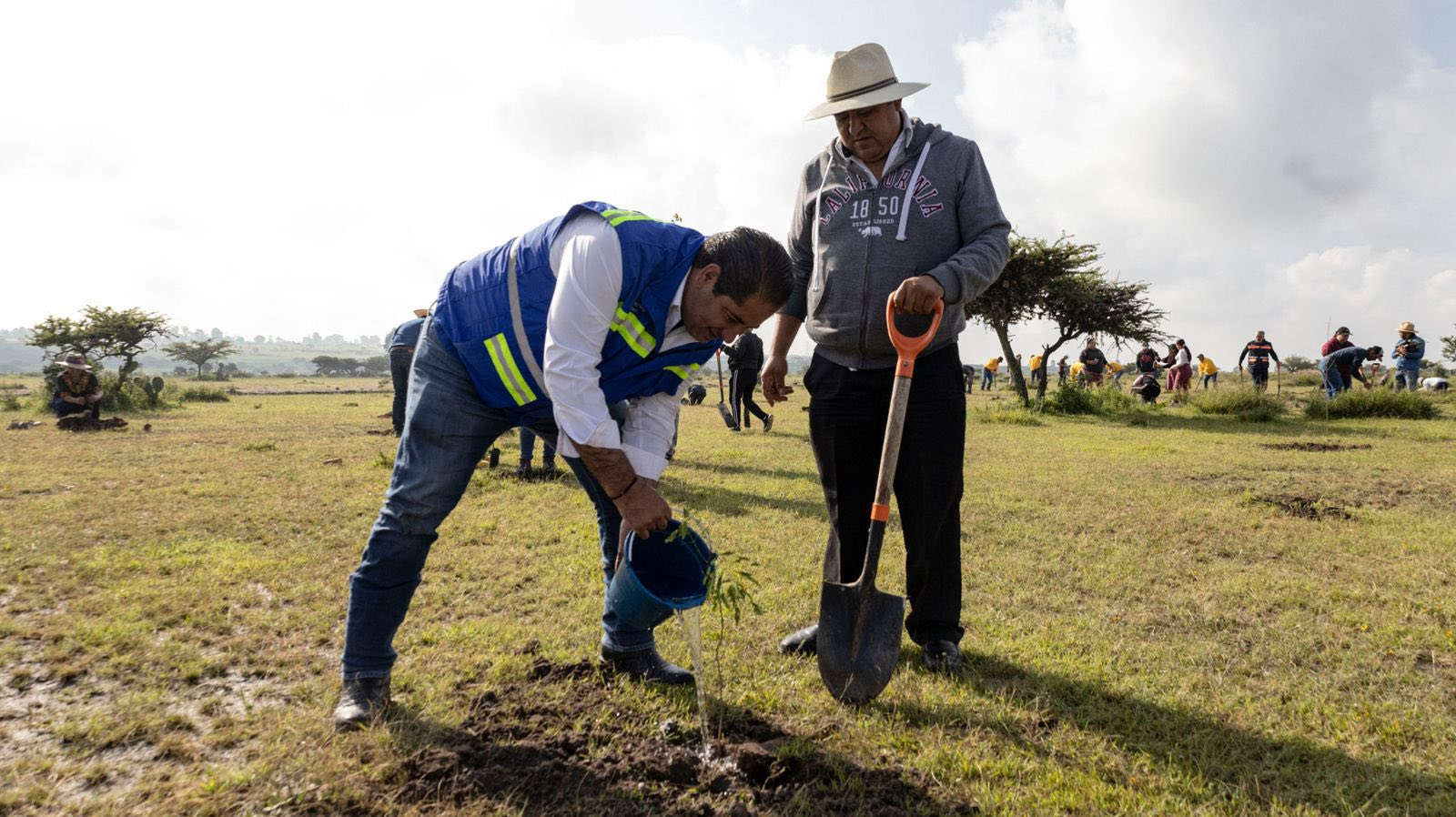 Toño Pérez pone en marcha el programa “Raíces del Agua” con jornada de reforestación en Santa Bárbara La Cueva
