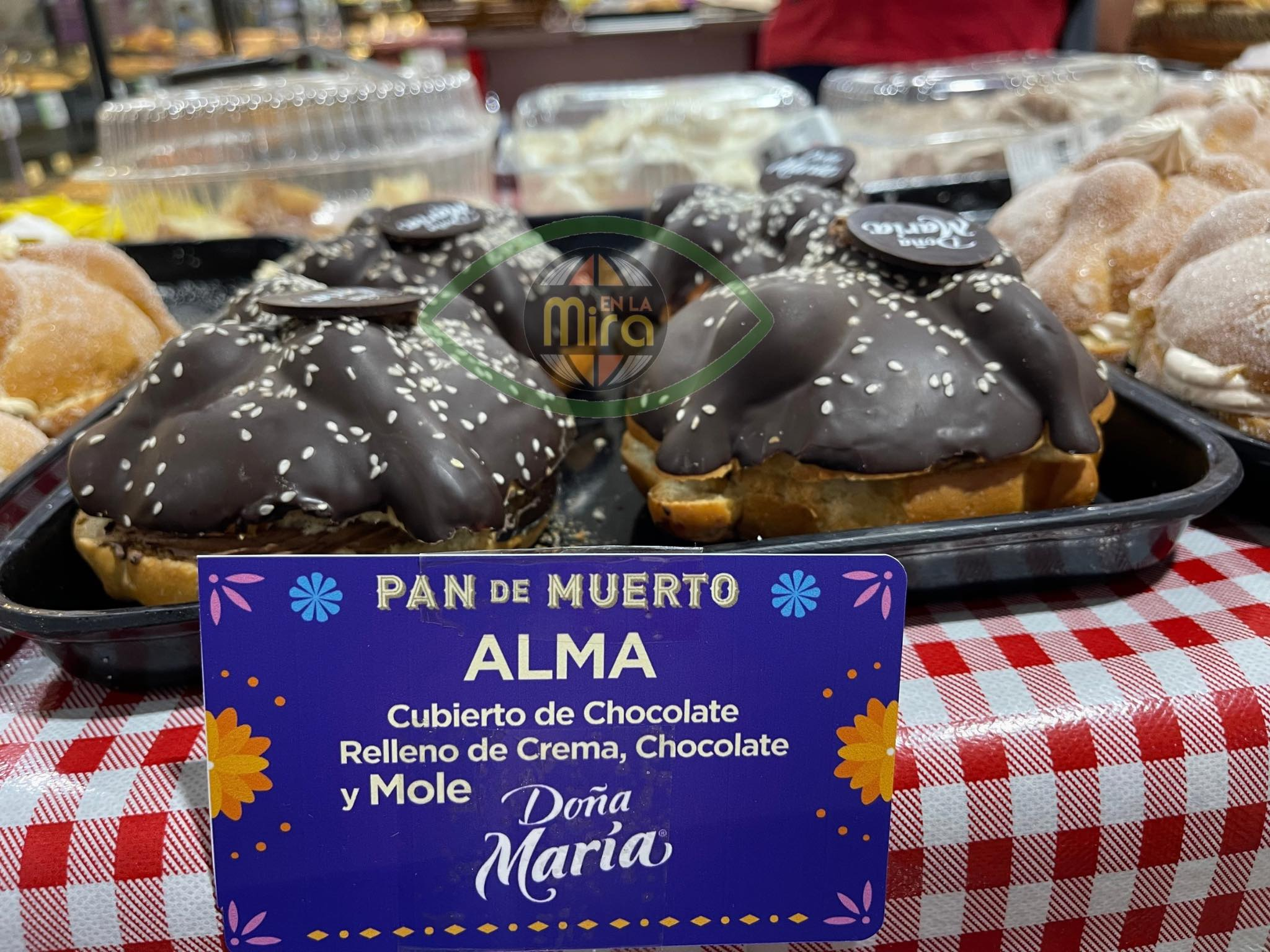Pan de muerto relleno de chocolate