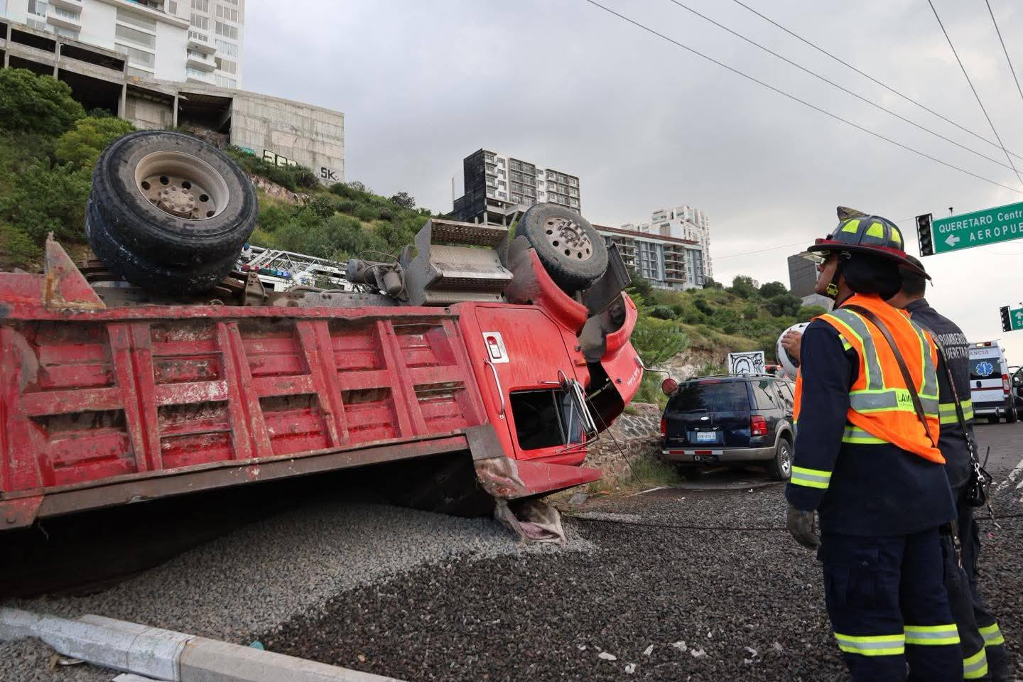 Chofer se salva de aparatosa volcadura en Hércules
