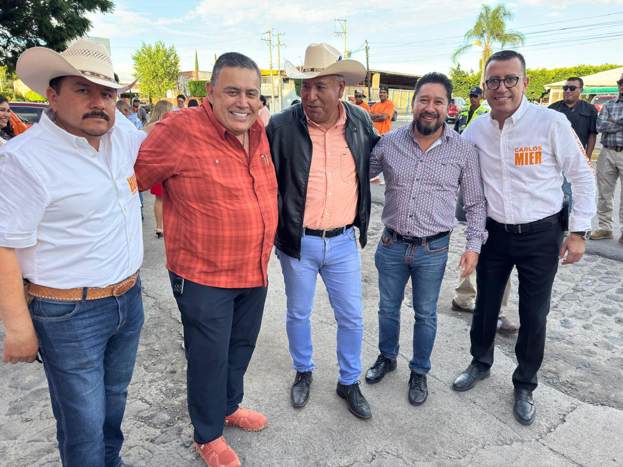 El presidente de el Consejo Queretano de Restauranteros A.C. Asistió a la apertura de la casa naranja