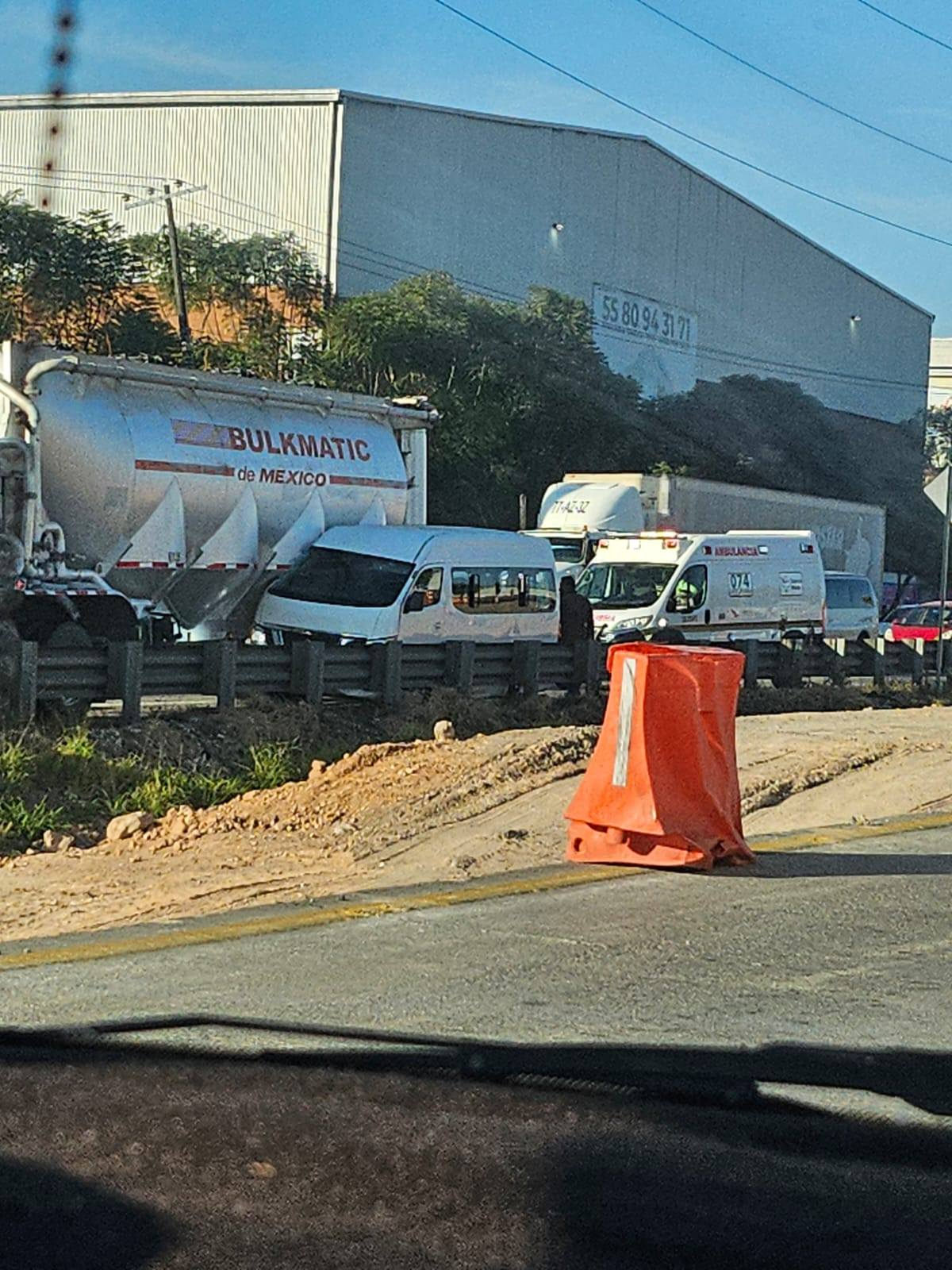 Triple accidente deja caos en la zona metropolitana