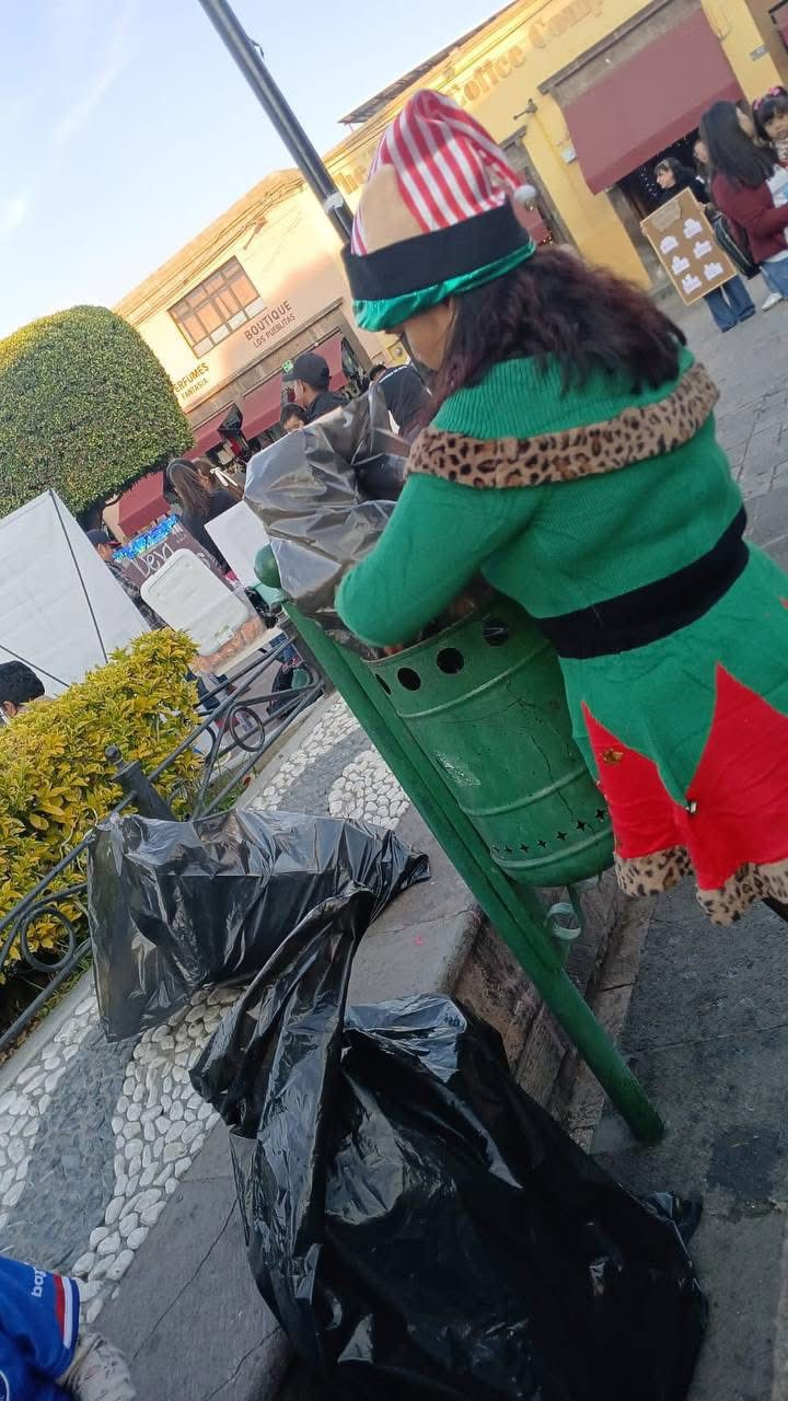 Personal de recolección en San Juan del Río adopta atuendos navideños durante diciembre