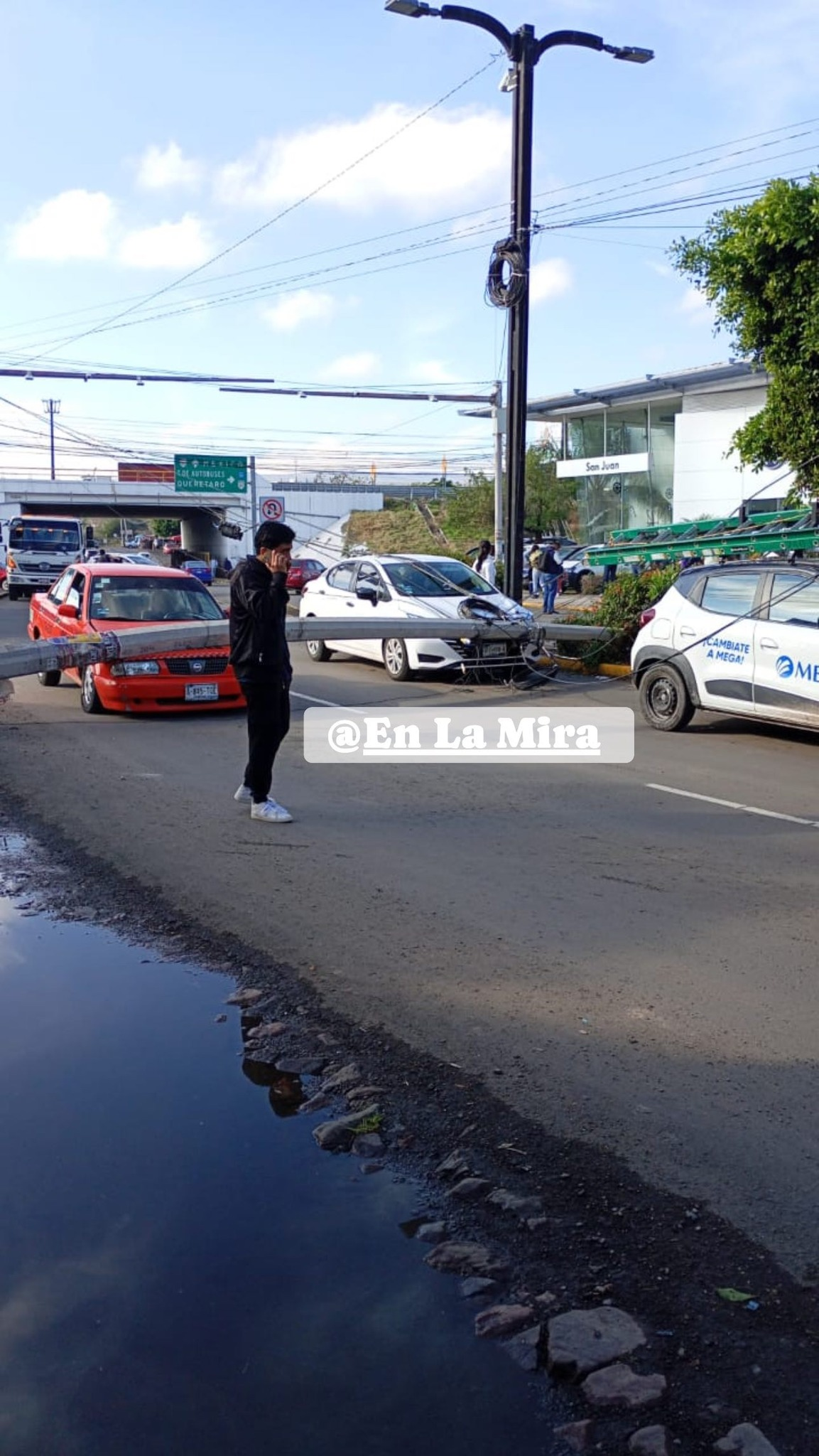 Cierran vialidades en Boulevard Hidalgo tras derribo de poste por tractocamión