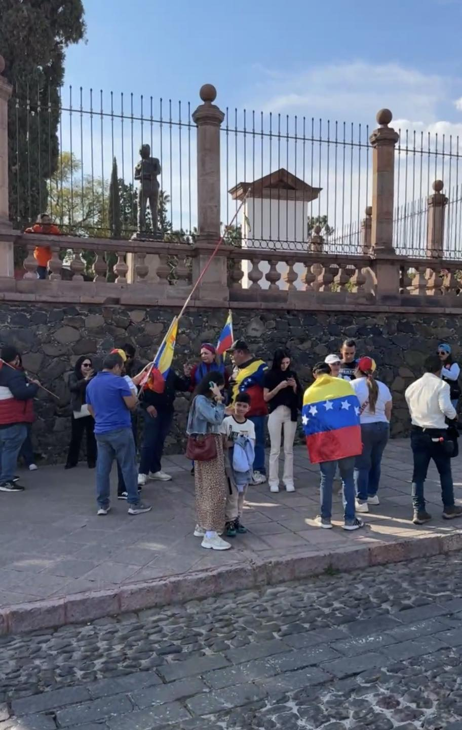 Venezolanos radicados en Querétaro celebran lo que consideran la caída del régimen de Nicolás Maduro