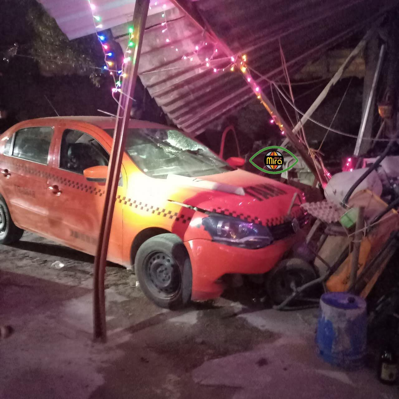 Taxi se impacta contra vivienda en San José Galindo; el conductor manejaba en presunto estado de ebriedad