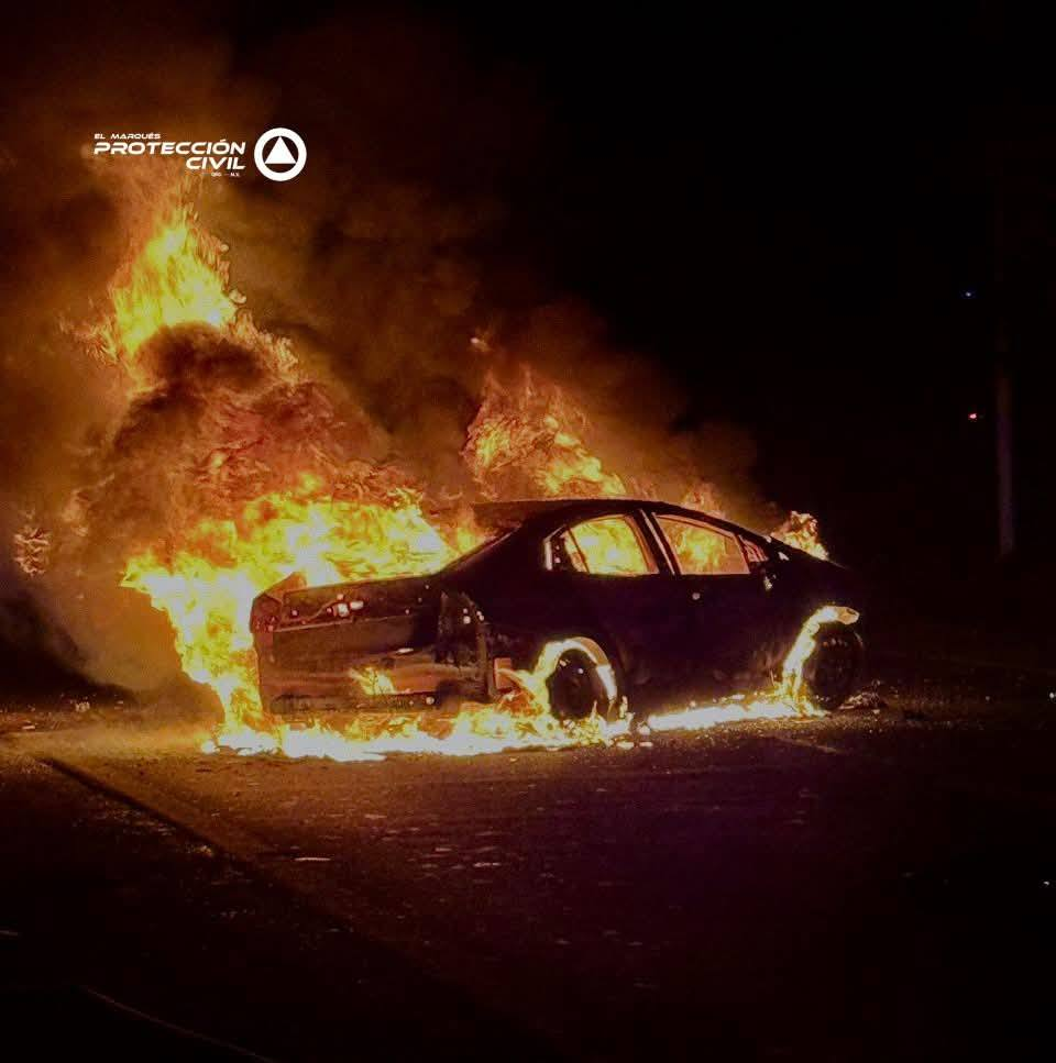 Se salva conductor tras choque e incendio de su vehículo