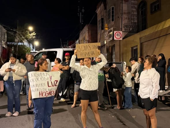 Bloquean avenida Felipe Ángeles por falta de luz; vecinos denuncian tres días sin servicio